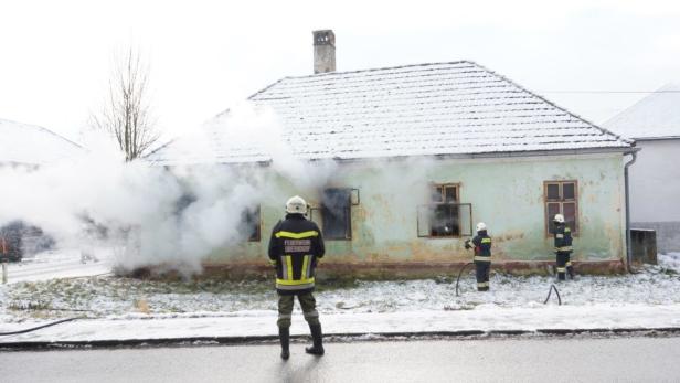 NÖ: Haus in Flammen, Großeinsatz der Feuerwehren