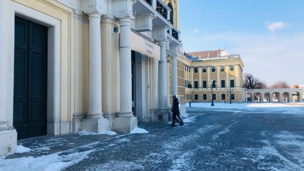 Schloss Schönbrunn in Wien an einem Wintertag mit Schnee auf dem Platz.