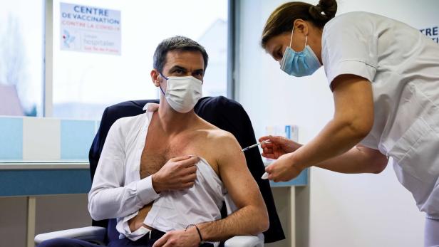 Darum zeigen sich Politiker mit nacktem Oberkörper beim Impfen