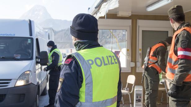 An allen Landes- und Staatsgrenzen Nordtirols – wie hier bei Kufstein – finden lückenlose Kontrollen durch Polizei und Bundesheer statt