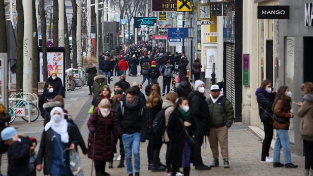 Erster Samstag nach Lockdown-Ende: Klirrende Kälte, lange Schlangen