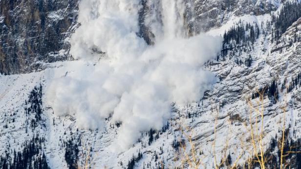 Skitourengeher in Tirol von Lawine teilweise verschüttet