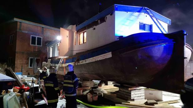 Bezirk St. Pölten: Feuer auf einem Hausboot