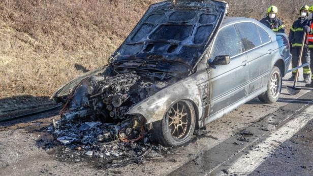 NÖ: Vollbesetzes Auto ging in Flammen auf
