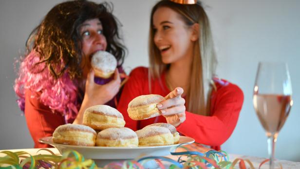 Mit der Schwester anstoßen und Krapfen essen ist auch lustig