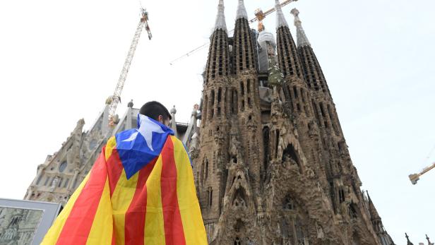 Ein Anhänger der Unabhängigkeit vor Sagrada-Familia-Kathedrale in Barcelona