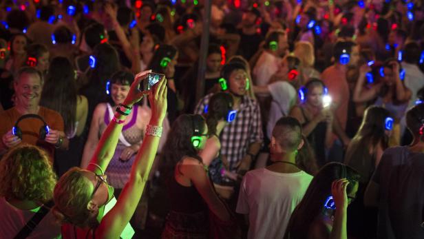150 Gäste feierten in Club und bewarfen Polizisten mit Flaschen