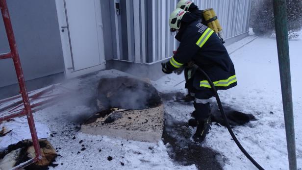Die Feuerwehr löschte die brennende Matratze