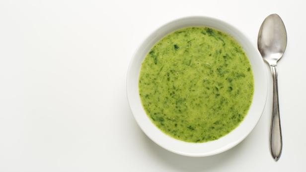 Geben Sie viel grünes Gemüse in die Suppe. Das schmeckt und ist gesund.