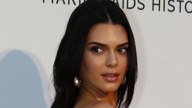Kendall Jenner löst im Mikro-String Debatte mit Retusche aus