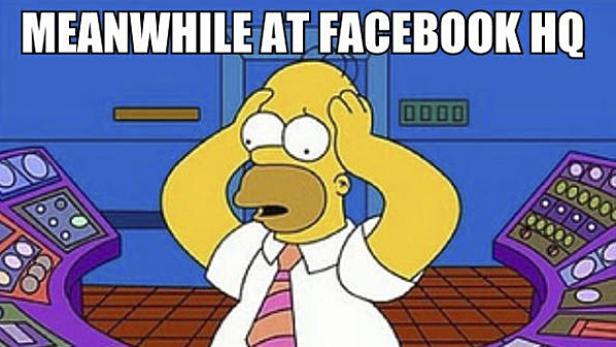 Homer Simpson steht mit panischem Gesichtsausdruck in der Facebook-Zentrale.