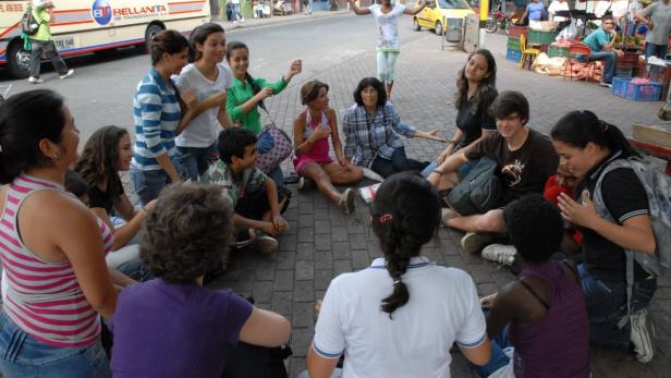 Pädagogen kümmern sich um die Straßenkinder von Medellin.