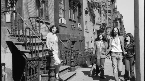Die österreichische Künstlerin Maria Lassnig in New York (ca. 1969), wo sie einen Zeichentrickkurs an der School of Visual Arts belegte