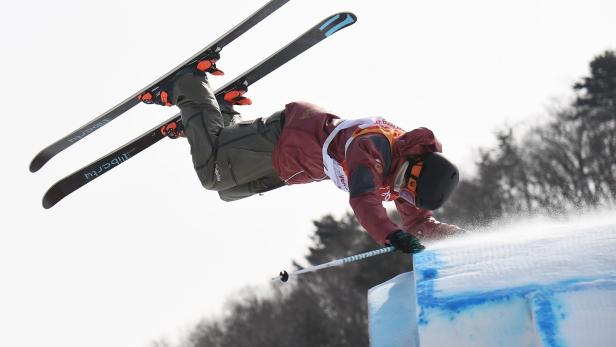 Zirkusreif: Dieser Freestyler landet auf einem Ski