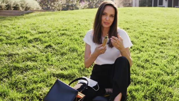 Angelina Jolie verrät, was sich in ihrer Handtasche befindet