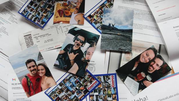 Ein Sammelsurium von Fotos und Dokumenten, darunter Flugtickets und Urlaubsbilder eines Paares.