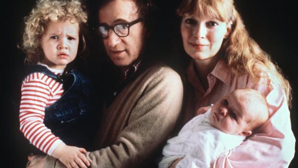 Nur trügerische Familien-Idylle: Woody Allen mit Mia Farrow, Adoptivtochter Dylan und Sohn Satchel im Jahr 1988