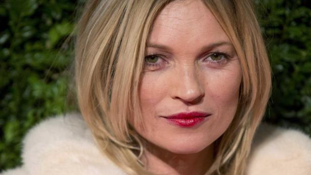 Nahaufnahme von Kate Moss mit blonden Haaren und rotem Lippenstift.