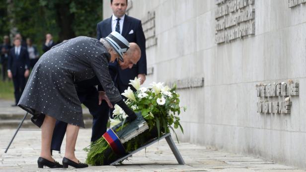 Queen Elizabeth bei der Kranzniederlegung.