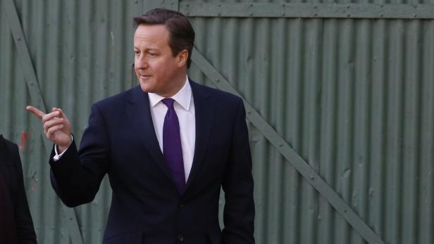 Unter Druck der EU-Gegner: Premier Cameron drängt auf härtere Gesetze für Einwanderer.