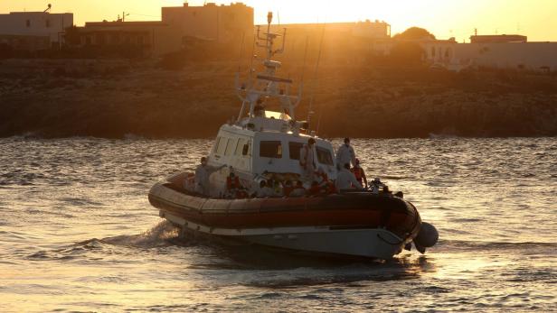 Flüchtlingsboot vor Lampedusa umgekippt: Suche nach Vermissten