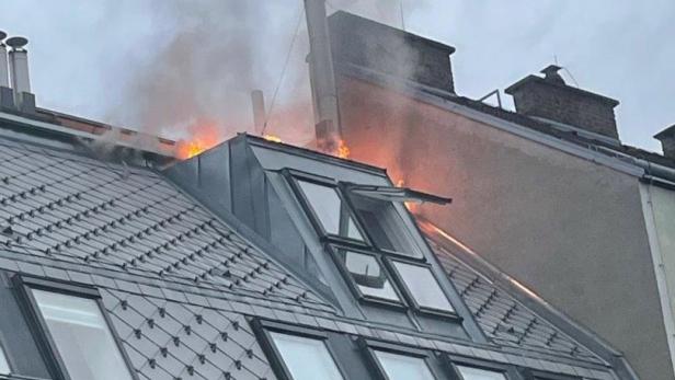 Wien: Feuerwehrleute bekämpften über drei Stunden Dachbrand