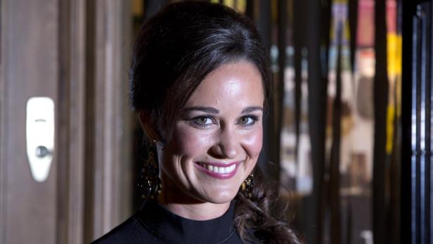 Pippa Middleton, sister of Catherine, Duchess of Cambridge, poses for photographers to promote her first book &quot;Celebrate&quot;, on the subject of party planning, in London October 25, 2012. REUTERS/Neil Hall (BRITAIN - Tags: SOCIETY ROYALS ENTERTAINMENT)