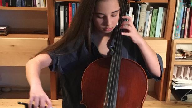 Mädchen spielt das Streichinstrument Cello