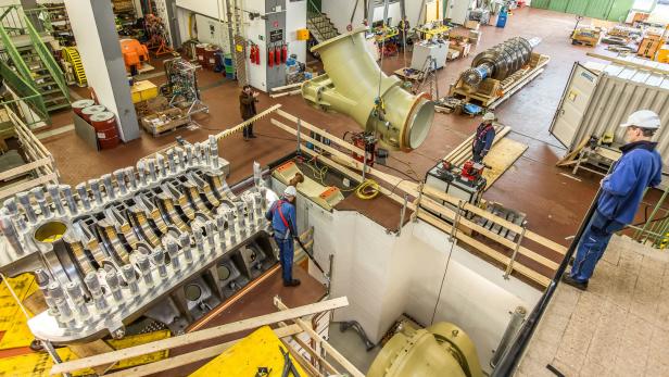 Der Ausbau der Wasserkraft ist in Österreich bereits weit fortgeschritten; Montagearbeiten in einem Wasserkraftwerk der Kelag AG.