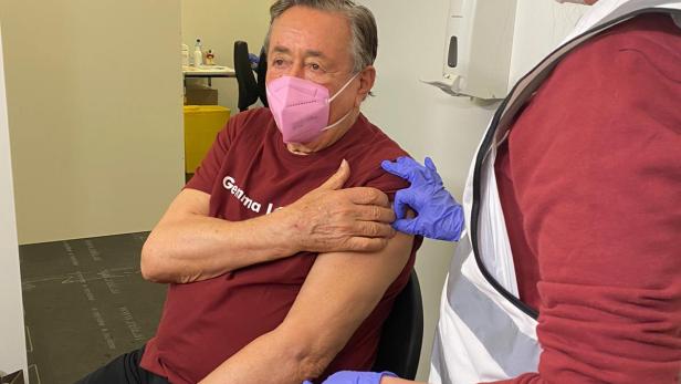 Richard Lugner erhielt erste Corona-Impfung: "Einstich kaum gespürt"