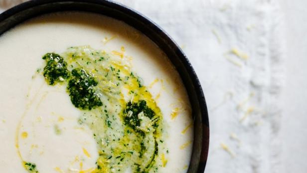 Sommersehnsucht mit Suppe von der Petersilwurzel und Pesto