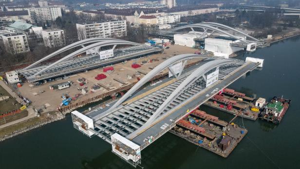 Die neue Linzer Donaubrücke legt ab