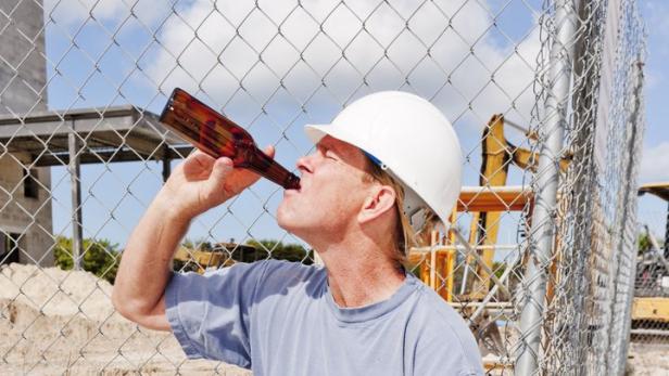 Britische Bauarbeiter haben hohen Alkoholkonsum.