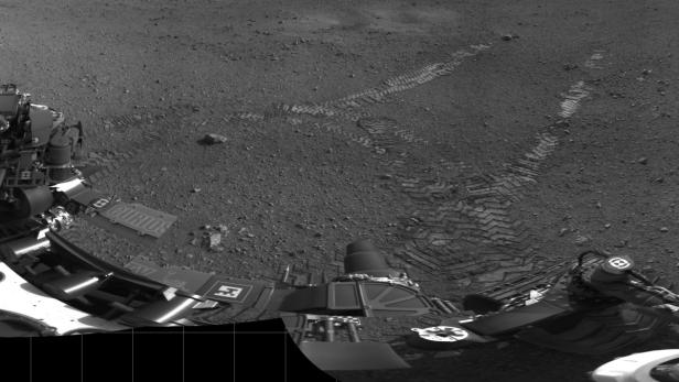 Der Mars-Rover „Curiosity“ hinterlässt Spuren im roten Staub des Planeten.
