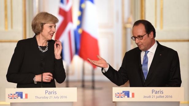 Theresa May und François Hollande bei einer Pressekonferenz in Paris, 2016.