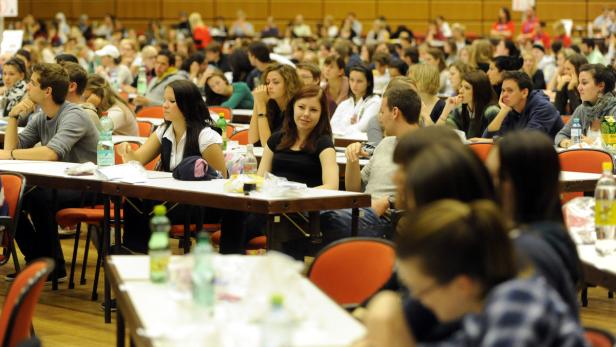 Studenten beim Aufnahmetest für das Psychologie-Studium in Wien