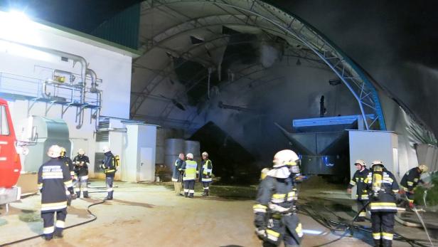 Die Feuerwehren rückten mit schwerem Atemschutz vor