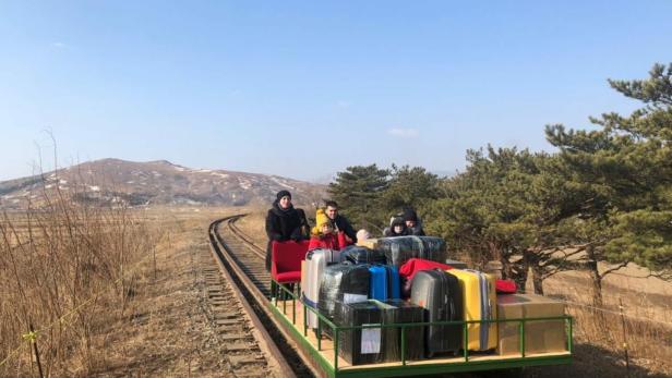 Russische Diplomaten verlassen Nordkorea mit einem handbetriebenen Eisenbahnwagen