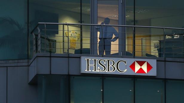 Ein Mann telefoniert in einem Büro über einer HSBC-Filiale.