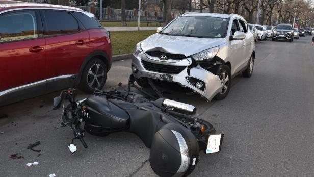 Unfall in Wien-Hietzing: Motorradfahrerin gerät in Gegenverkehr