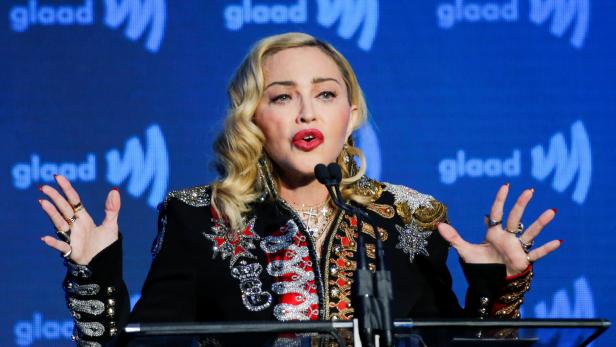 Bizarres Posting: Sängerin Madonna irritiert mit verformtem Gesicht