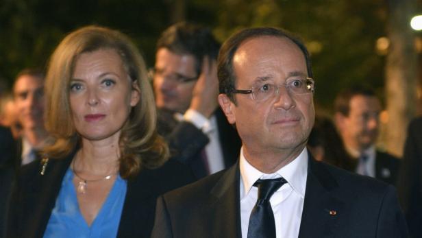 French President Francois Hollande and companion Valerie Trierweiler (L) visit the September 11 Memorial at Ground Zero, site of the Twin Towers that were destroyed on September 11, 2001, at the World Trade Center in New York September 25, 2012. REUTERS/Eric Feferberg/Pool (UNITED STATES - Tags: POLITICS)