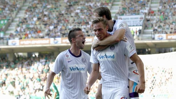 Austria Wien&#039;s Roman Kienast (front R) and teammate Tomas Simkovic (L) celebrate after scoring against Rapid Wien during their Austrian league soccer match in Vienna August 5, 2012. REUTERS/Lisi Niesner (AUSTRIA - Tags: SPORT SOCCER)