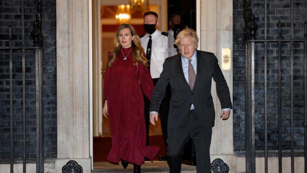 Der britische Premier mit seiner Verlobten Carrie Symonds