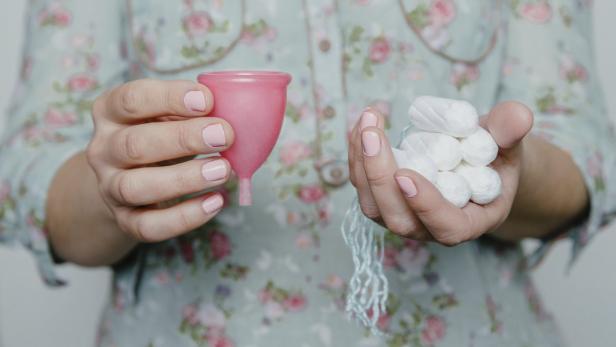Menstruationstassen sind seit einiger Zeit eine beliebte Alternative zum Tampon.
