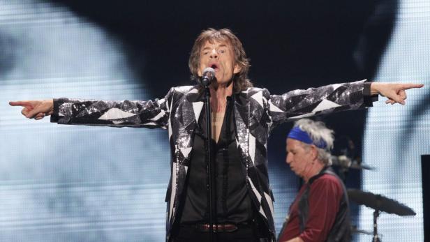 Mick Jagger von den Rolling Stones tritt auf der Bühne auf.
