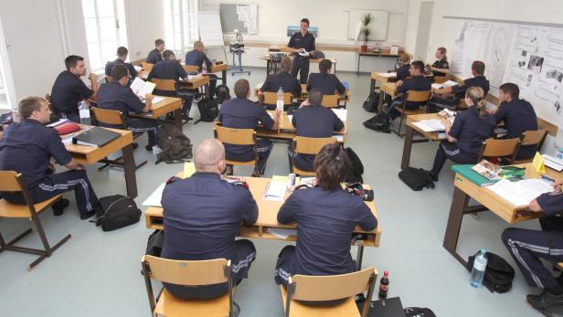 Polizeischüler in der zweiten Ausbildungsphase müssen seit Dienstag erfahrene Kollegen auf Wiens Straßen ersetzen.