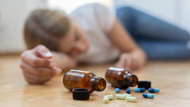 Suicide woman with pills Online-Suizidforum wird mit 50 Todesfällen in Verbindung gebracht