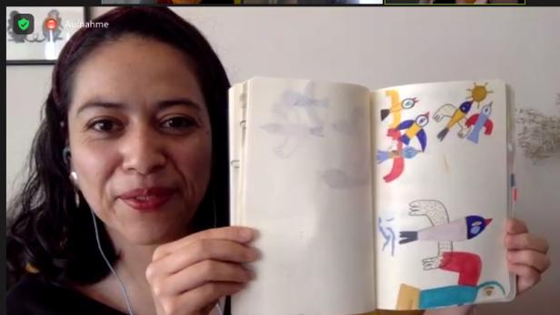 Künstlerin zeigt Skizzenheft für das Bilderbuch "Frieden"