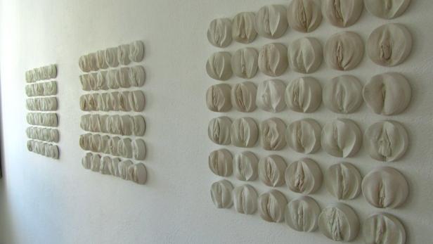 Blick in die Ausstellung „A Vulva is a Vulva“ mit 200 Gipsabdrücken